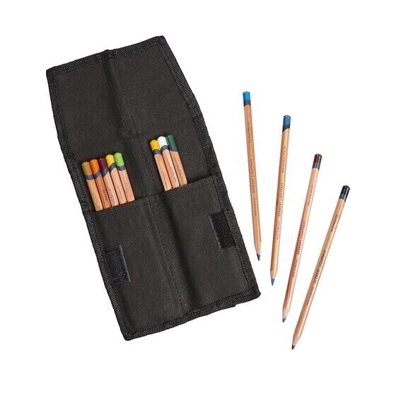 Derwent púzdro na ceruzky je výborným pomocníkom pri presúvaní sa s kreatívnymi pomôckami. Tento jednoduchý peračník sa skladá z dvoch priehradiek, 