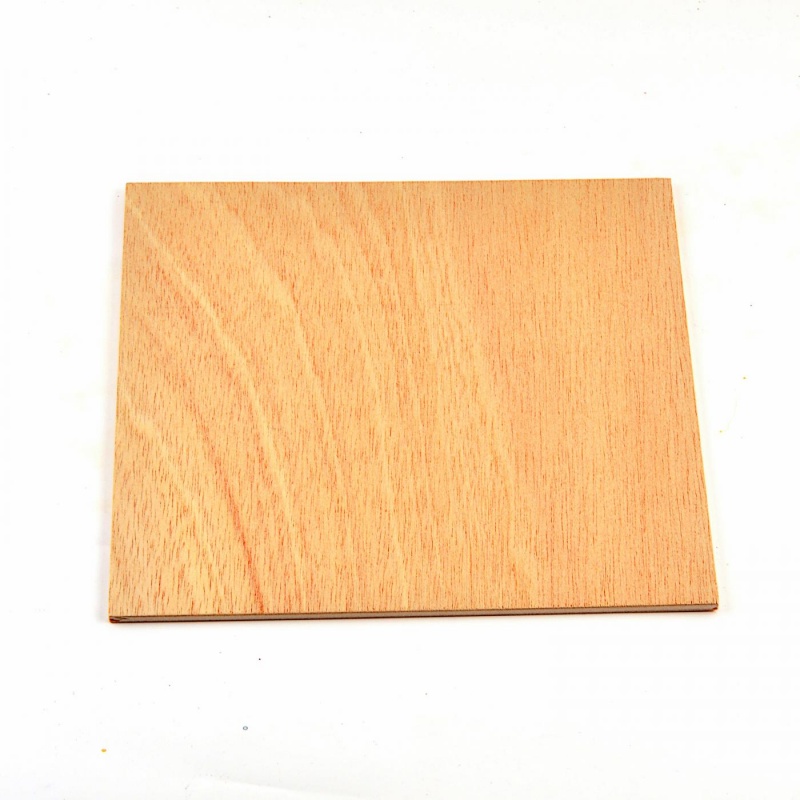 Drevené výrobky sú vyrobené z  dreva a preglejky a sú určené na ďalšiu dekoráciu. Povrch nie je lakovaný a je možné ho dekorovať  napríklad akryl