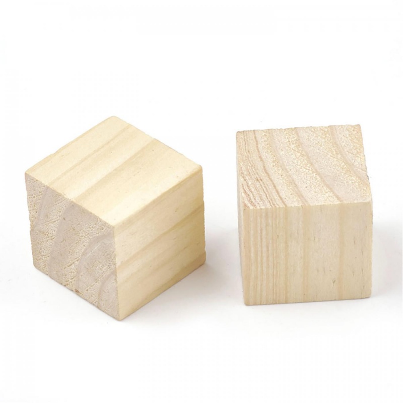 Drevená kocka s rozmermi 2,5 x 2,5 cm. Kocka je určená na ďalšiu dekoráciu. Povrch nie je lakovaný a je možné ju dekorovať napríklad akrylovými farb