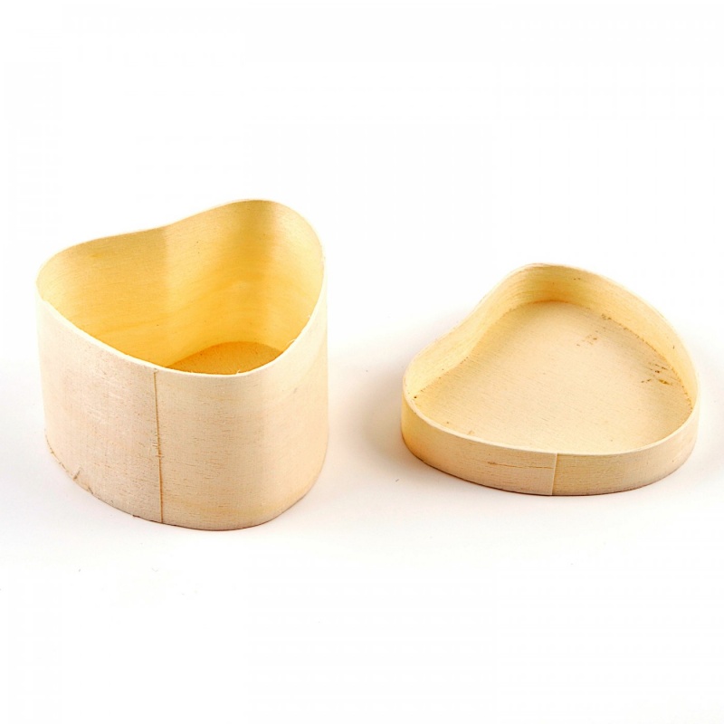 Drevená mini krabička z tenkého bambusového materiálu poslúži ako darčekové balenie na malé predmety a ručne robné šperky.
Drevené výrobky sú v