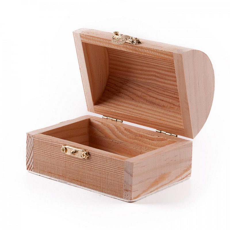 Drevená truhlička je z hladkého dreva a obsahuje kovové zapínanie na prednej strane a dva kovové pántiky. Truhlica má oblý poklop, vďaka čomu sa do n