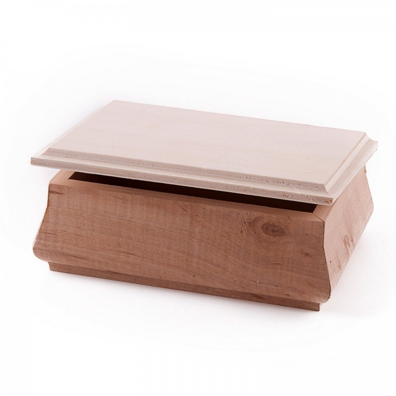 Drevená truhlička zaoblená je z hladkého dreva a neobsahuje zatváranie. Truhlička má výrazné ostré hrany a rozšírenú spodnú časť. Poklop je rovn