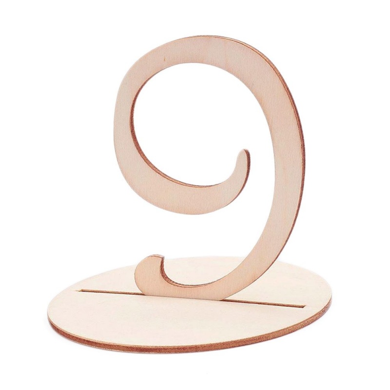 Drevené číslo na podstavci je dreveným výrezom v tvare číslice s kruhovým podstavcom s tenkým obdĺžnikovým otvorom na zapichnutie číslice.
Dreven