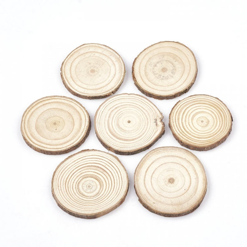 Drevené krúžky, pníky sú drevené ozdoby v tvare kruhu, s viditeľnými letokruhmi a kôrou na bočnej strane. Drevené ozdoby sú určené na ďalšiu dek