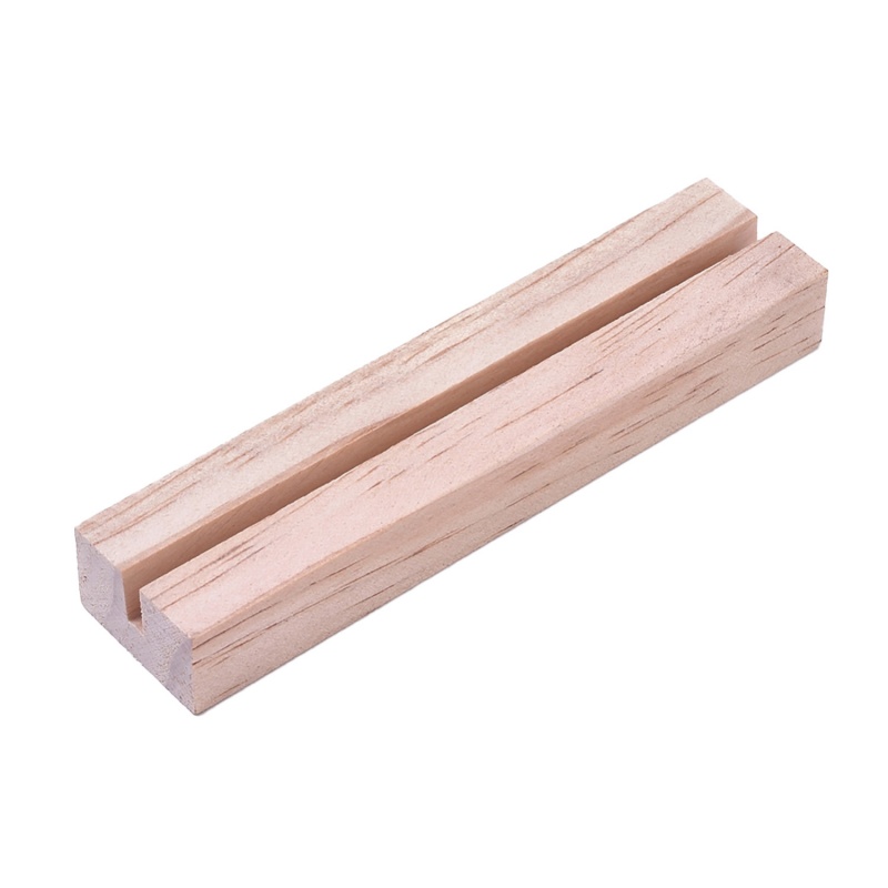 Drevený držiak je kus dreva s obdĺžnikovým prierezom na rovnej ploche slúžiaci ako držiak na vizitky, menovky alebo malé fotky či iné obrázky. Na vr