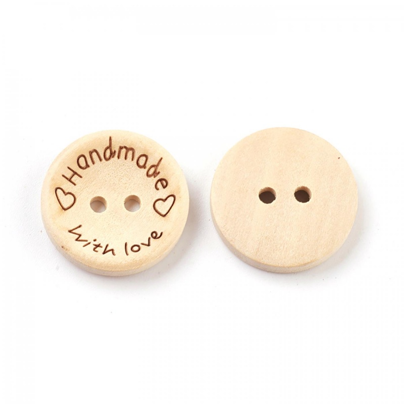 Drevený gombík s nápisom Handmade with love (vyrobené s láskou) na značenie všetkých ručne robených výrobkov. Idálny na našitie, nalepenie prípadn