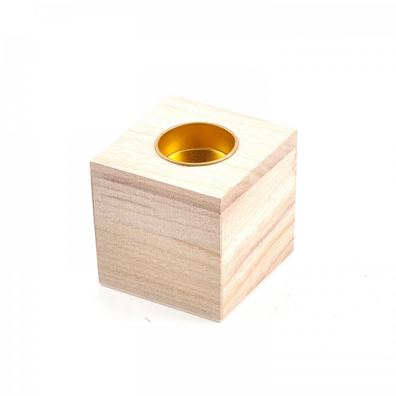 Drevený svietnik kocka je samostatne stojaci svietnik v tvare veľkej kocky s otvorom na jednu čajovú sviečku s priemerom 4 cm. Otvor na čajovú sviečku m