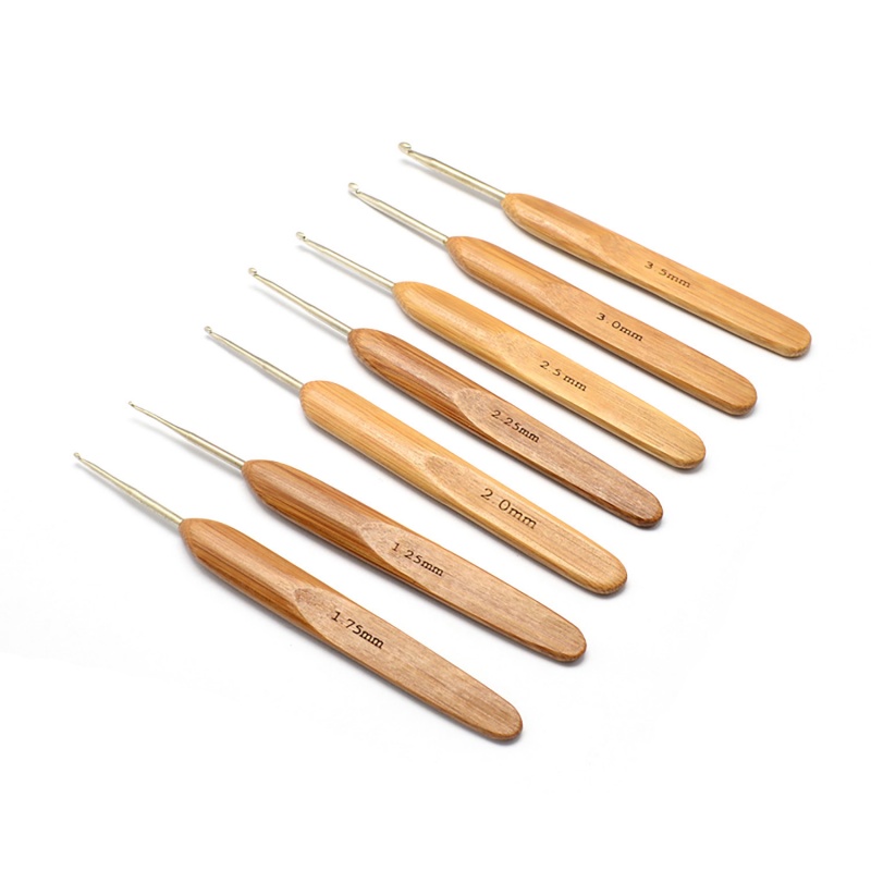 Háčiky s bambusovou rúčkou tvoria praktickú sadu 12 háčikov na háčkovanie s veľkosťami 1,25 mm, 1,75 mm, 2 mm, 2,5 mm, 