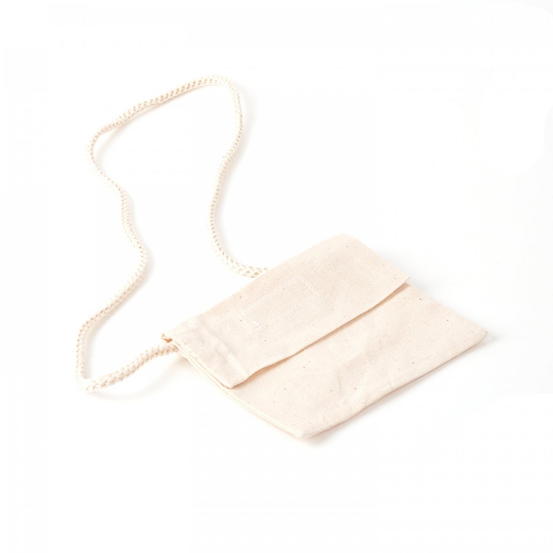 Malé vrecko so šnúrkou je zhotovené zo 100% bavlny. Jemne sa naťahuje a má prírodnú bledú béžovú farbu. Možno ho ďalej dekorovať farbami na texti