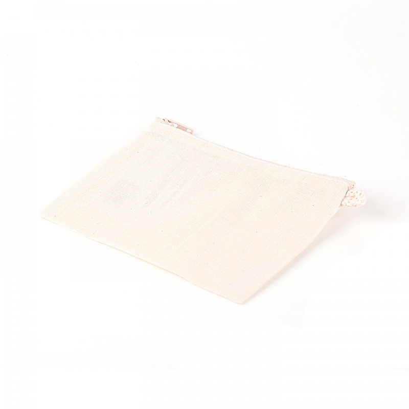 Malé vrecko so zipsom je zhotovené zo 100% bavlny. Jemne sa naťahuje a má prírodnú bledú béžovú farbu. Možno ho ďalej dekorovať farbami na textil, 