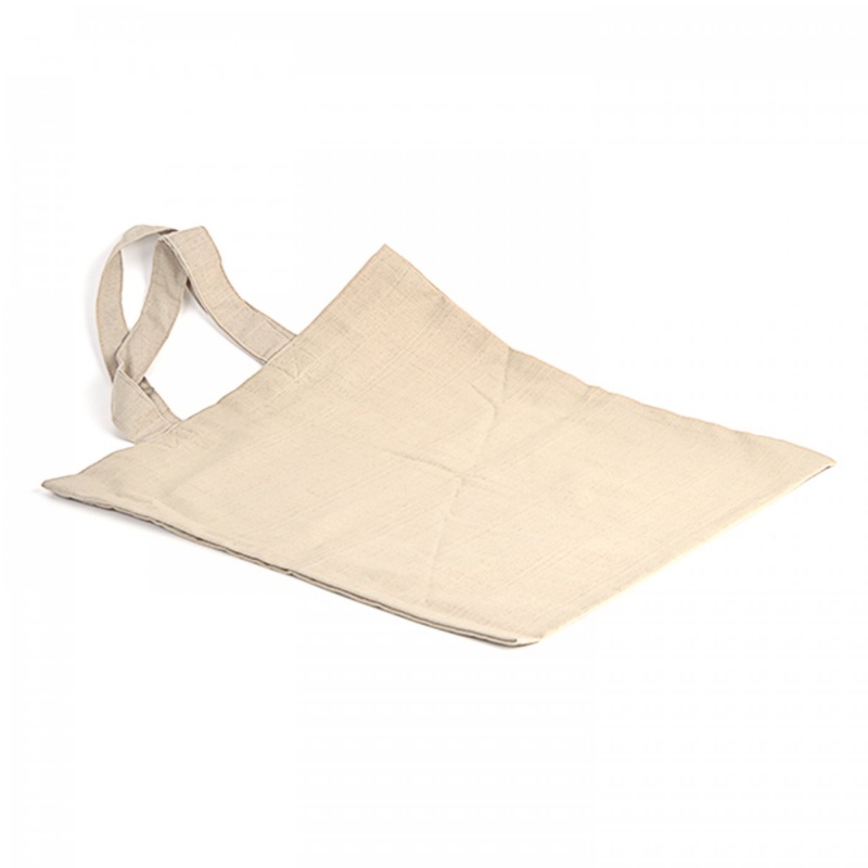 Nákupná taška s krátkym uškom je zhotovená zo 100% bavlny. Má prírodnú bledú béžovú farbu. Možno ju ďalej dekorovať farbami na textil, batikovan