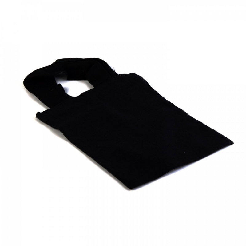 Nákupná taška malá čierna je zhotovená zo 100% bavlny. Má čiernu farbu. Možno ju ďalej dekorovať farbami na textil, batikovaním, linorytom na textil