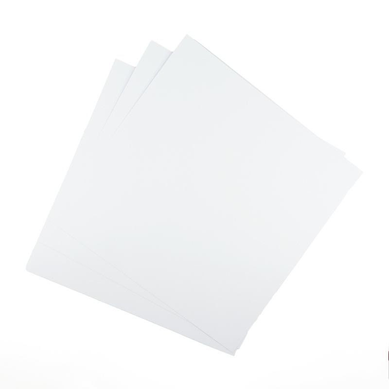Papier kraft je biely papier, skvelý na tvorbu pohľadníc a blahoprianí, uchytí sa pri technike scrapbooking, pri tvorbe koláží aj pri kreslení.
Jeho g