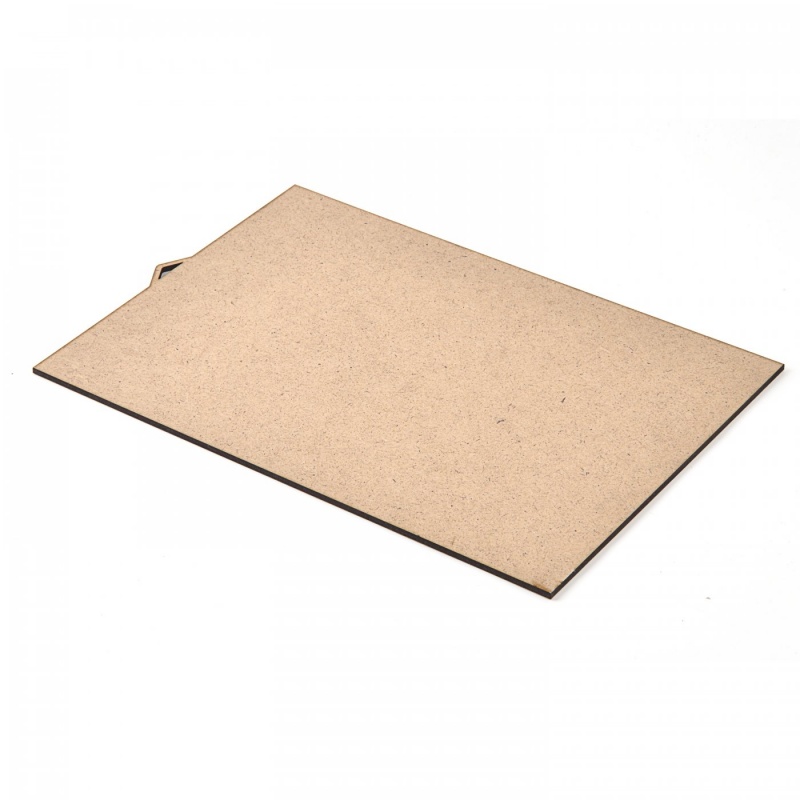 Zadná strana na ozdobný rám na fotky z materiálu MDF (drevovláknitá doska vyrobená z drevených štiepok a zvyškov dreva). Rám má rozmery 20 x 28 mm. 