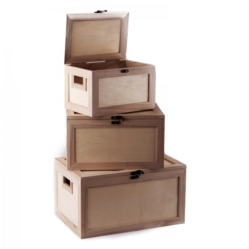Sada troch boxov s držiakmi sa používa na skladovanie dekoračných predmetov alebo potrieb do domácnosti pekne spolu. Výhodou je spoľahlivý poklop, ktor