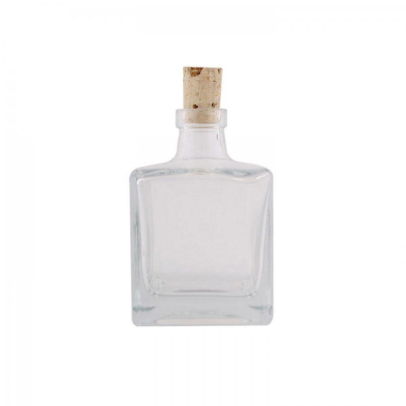 Sklenená fľaška má tvar kocky s úzkym hrdlom a poslúži ako vázička alebo dekorácia v interiéri. Odporúčame ju pomaľovať farbami na sklo, alebo po