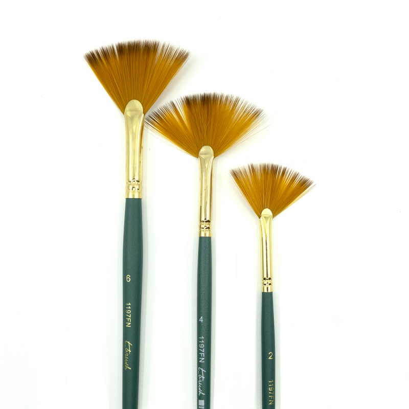 Štetec t-brush 1197N má syntetické štetiny vytvarované do tvaru vejára a veľkosť n° 2. Má dlhú, ladnú drevenú rúčku s dĺžkou 18,8 cm. Štetec v