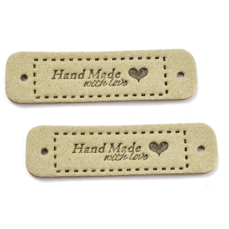 Štítok Handmade je visačka na darčeky alebo ručne vyrábané výrobky. Syntetický materiál imituje semišový povrch. Štítok má otvory na prišite, je