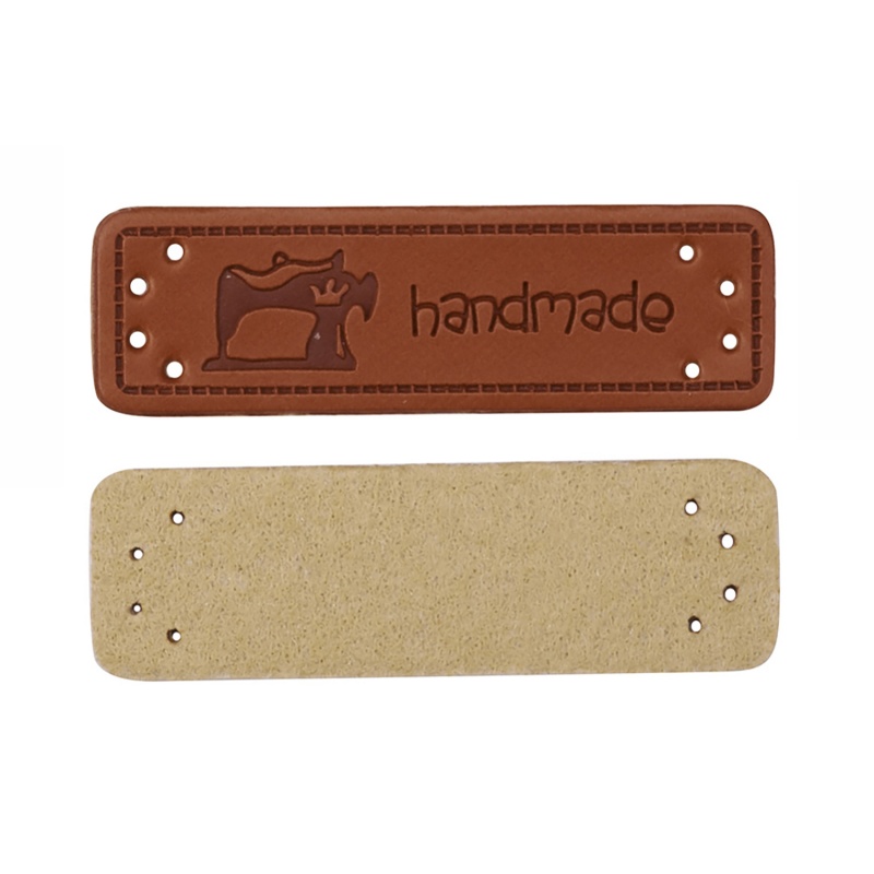 Štítok Handmade je visačka na darčeky alebo ručne vyrábané výrobky. Syntetický materiál imituje semišový alebo koženkový povrch. Štítok má otvo