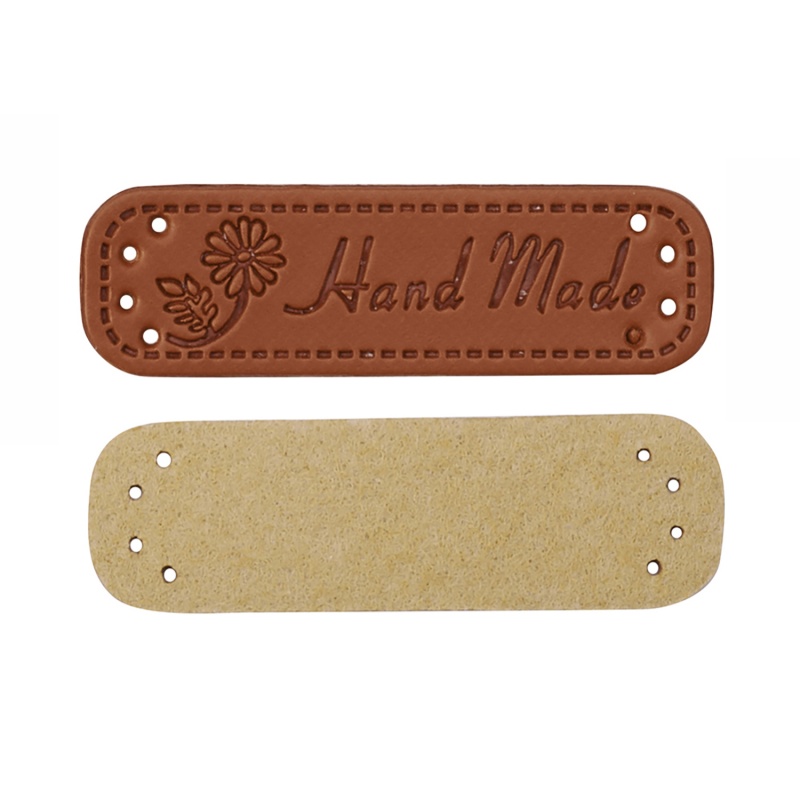 Štítok Handmade je visačka na darčeky alebo ručne vyrábané výrobky. Syntetický materiál imituje semišový alebo koženkový povrch. Štítok má otvo