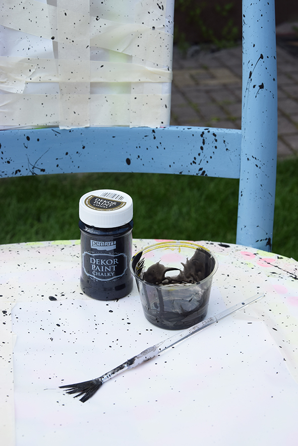 Na vytvorenie fŕkancov sme použili rozrieden&uacute; čiernu farbu Decor paint a vej&aacute;rov&yacute; &scaron;tetec. Fŕkance sme robili na stoličku podložen&uacute; kart&oacute;nom na dvore.