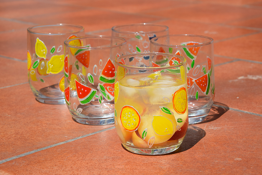 Ovocn&eacute; poh&aacute;riky na limon&aacute;du s&uacute; namaľovan&eacute; a dokončen&eacute;. M&ocirc;žeme si z nich vychutn&aacute;vať limon&aacute;du na letnej terase.